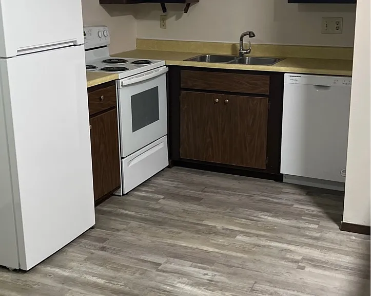 1412 Pioneer Rd — Photo 2