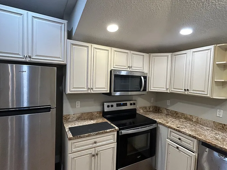 208 W Fox St — Photo 21