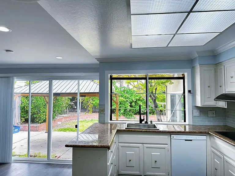 Dunn Ave — Photo 1