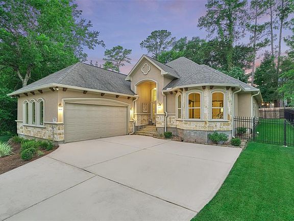 The double wide driveway provides a great mount of space for guests.