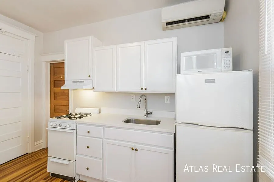 Charming 1-Bedroom Hideaway in Capitol Hill 1066 N Clarkson St #04 — Photo 4