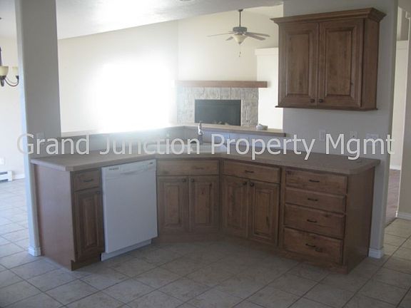 3rd image of 402 Bear Dance Dr