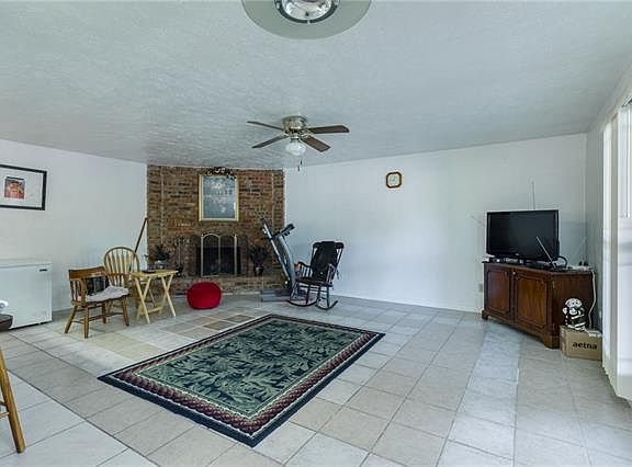 3rd image of 6837 Glenhurst Dr