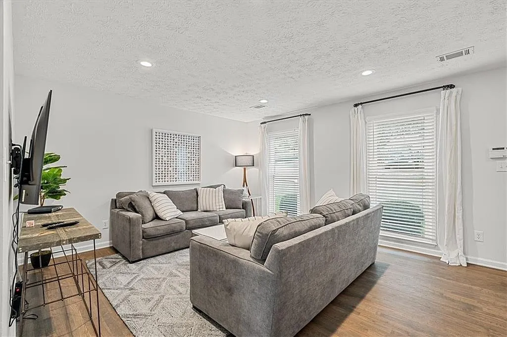 2 bed, 1.5 bath, 2240 sqft, $2,100 — Photo 3
