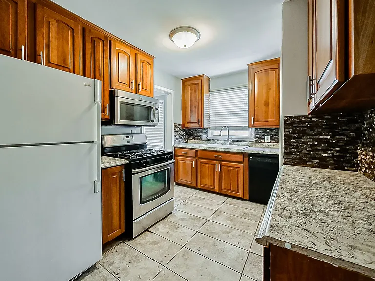 113 S Minerva Ave — Photo 4