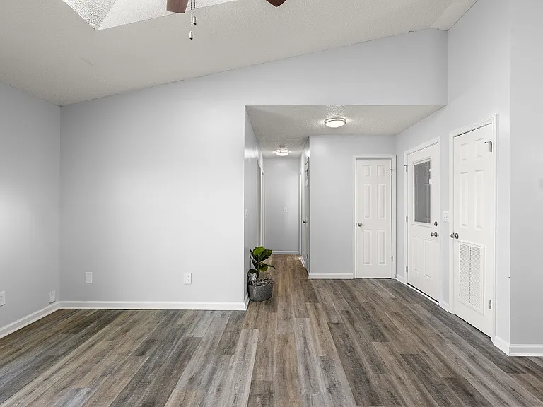 Riverview Apartments — Photo 23