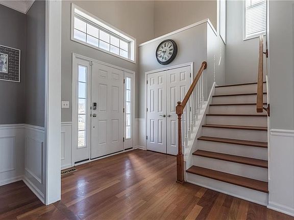 4th image of 1061 Holt Dr
