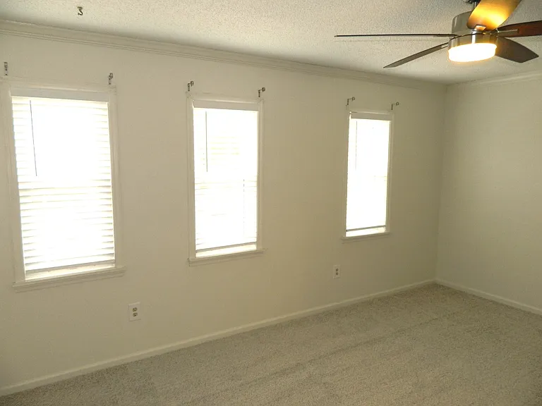 407 Folkstone Cir — Photo 16
