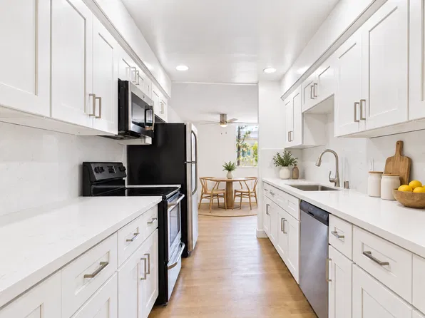 Spacious Living in the Heart of Sherman Oaks, 4365 Mammoth Ave APT 208, Sherman Oaks, CA 91423