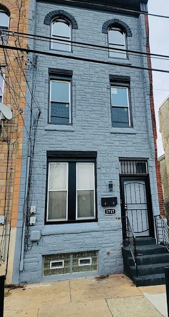 3 bed, 1000 sqft, $1,800 — Photo 1