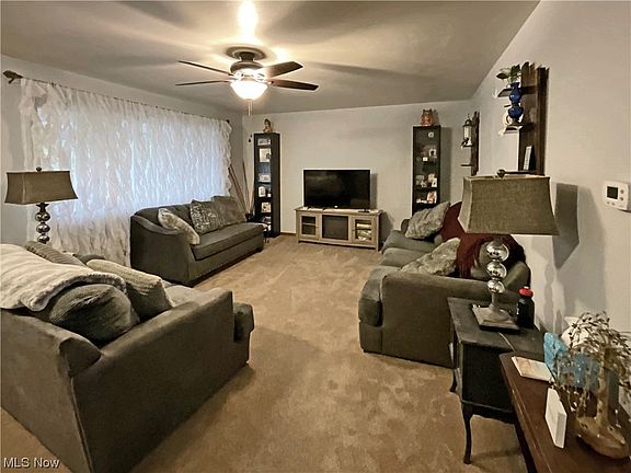 3rd image of 100 E Circle Dr