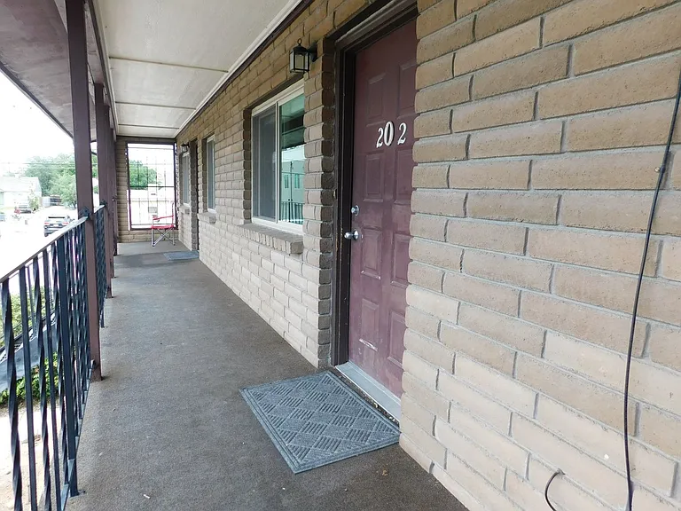 1302 Glenwood Ave — Photo 3
