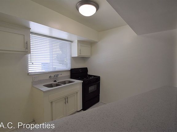 4th image of 5939 Cedros Ave #17317708