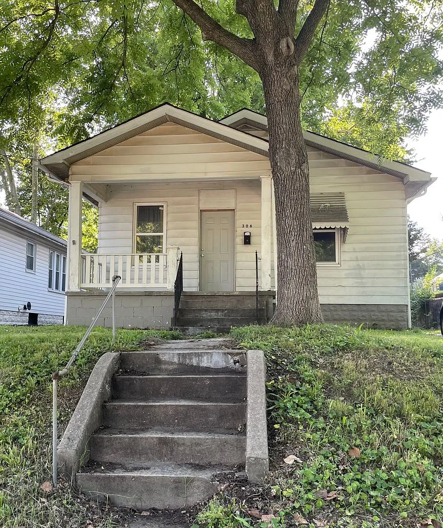 Two bedroom house in Alton — Photo 1