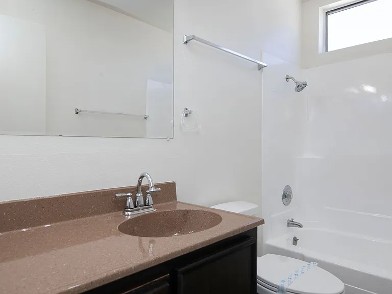 Lakeshore Villa Apartments — Photo 15