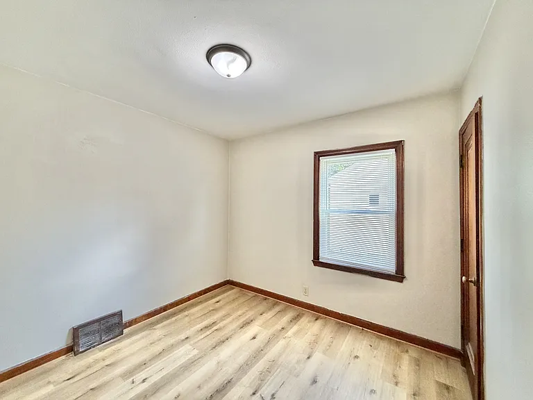 1029 McKinley Ave — Photo 15