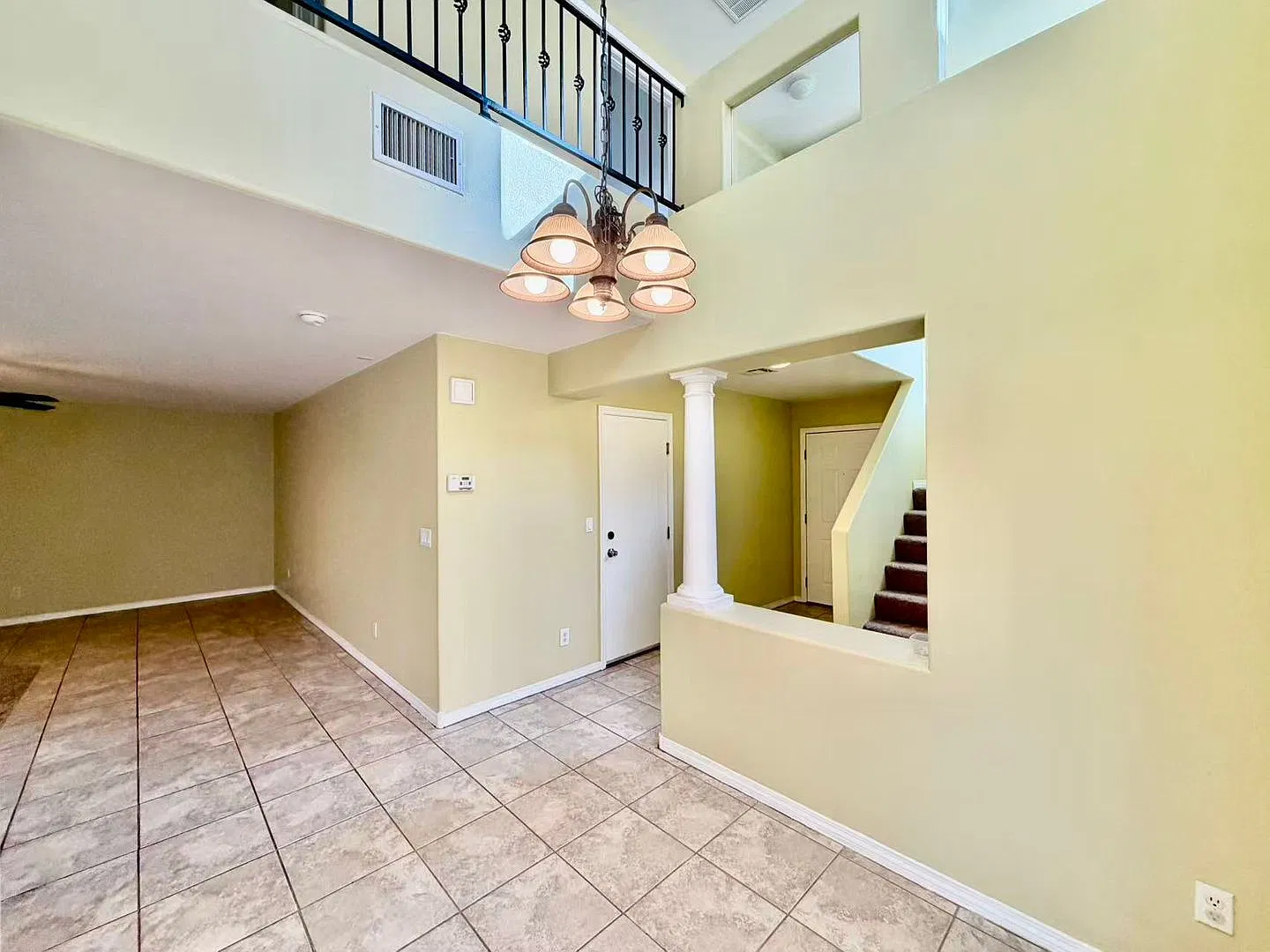Beautiful 2 story home with 3 bedrooms — Photo 3