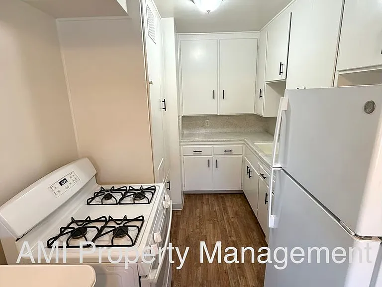 One Bedroom Close to Downtown! — Photo 3