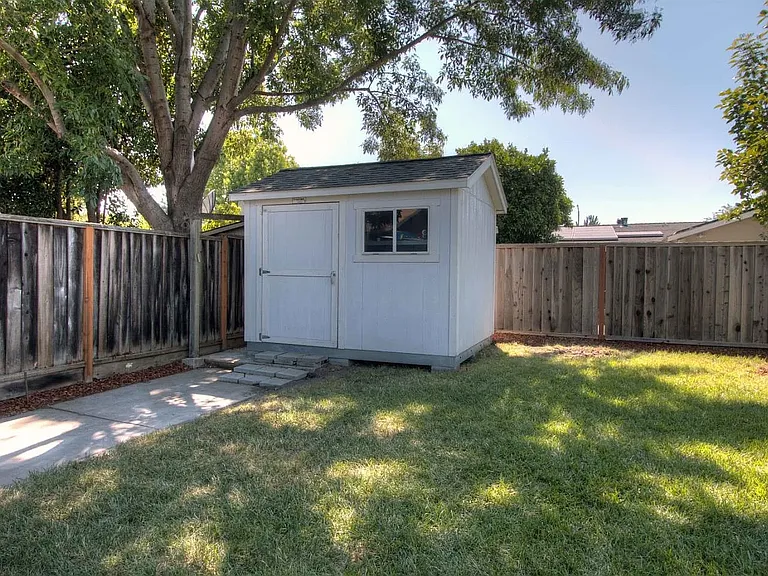 5125 Derek Dr — Photo 3
