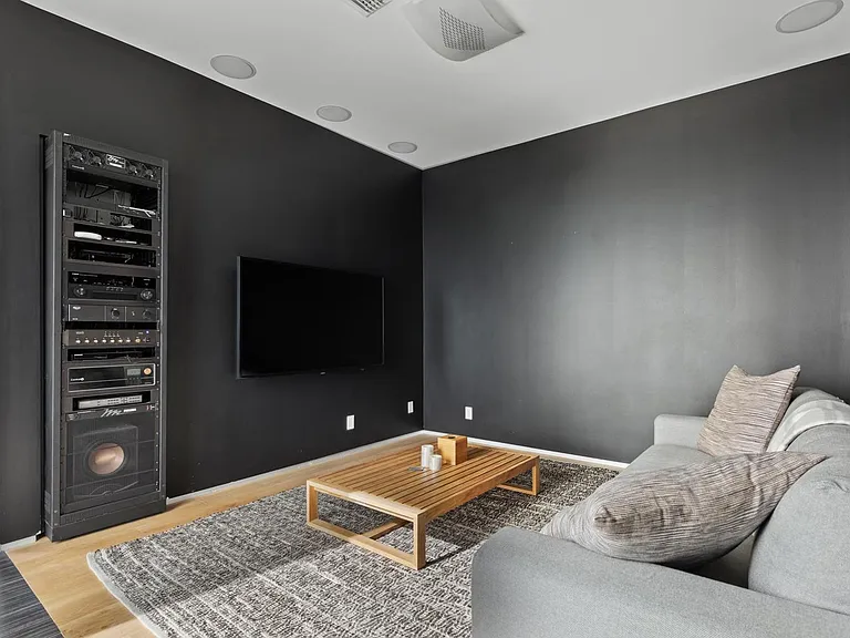 8476 Cole Crest Dr — Photo 16