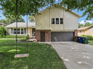 808 W 27th Ter, Lawrence, KS 66046