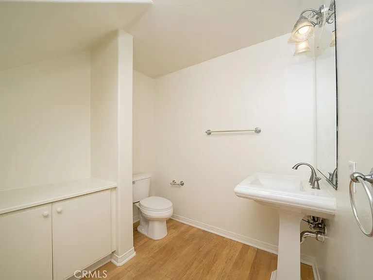 30 Burlingame — Photo 8
