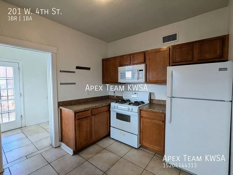 $1515-Charming 3 Bed | 1 Bath Adobe Home Near Downtown! — Photo 3