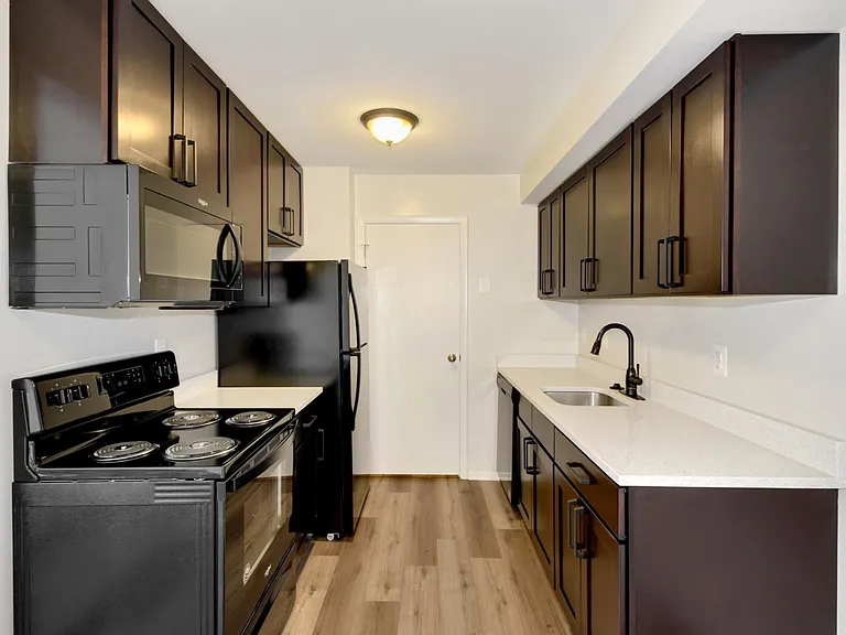 Upgraded Townhome - Kitchen