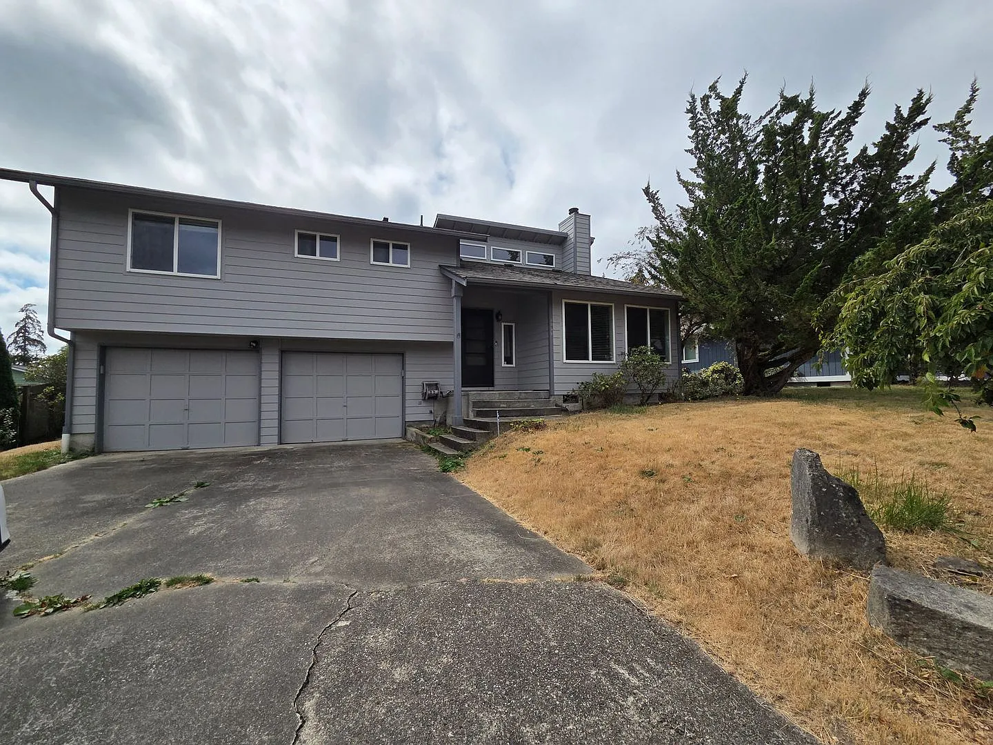 Port Orchard Split Level for Rent. Bonus Room & Huge Fenced Yard! Available Now! — Photo 2