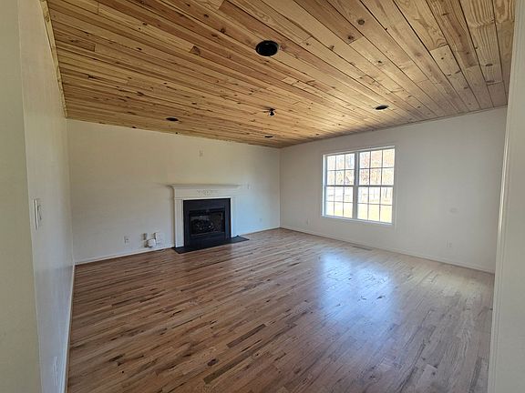 5th image of 122 Blue Water Dr