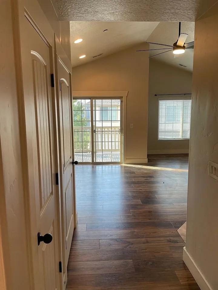 3 bed, 1270 sqft, $2,150 — Photo 2