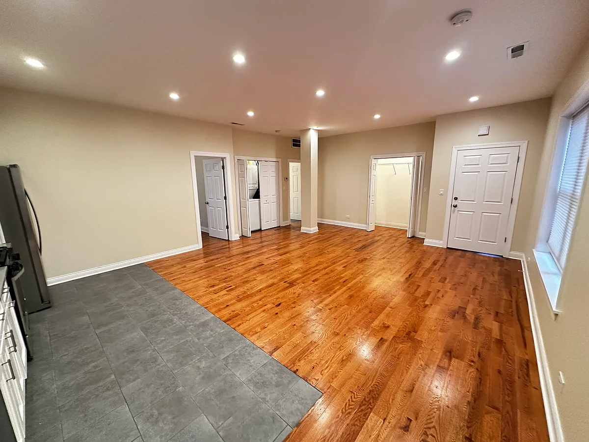 Building Photo - 4001 W Armitage Ave #C