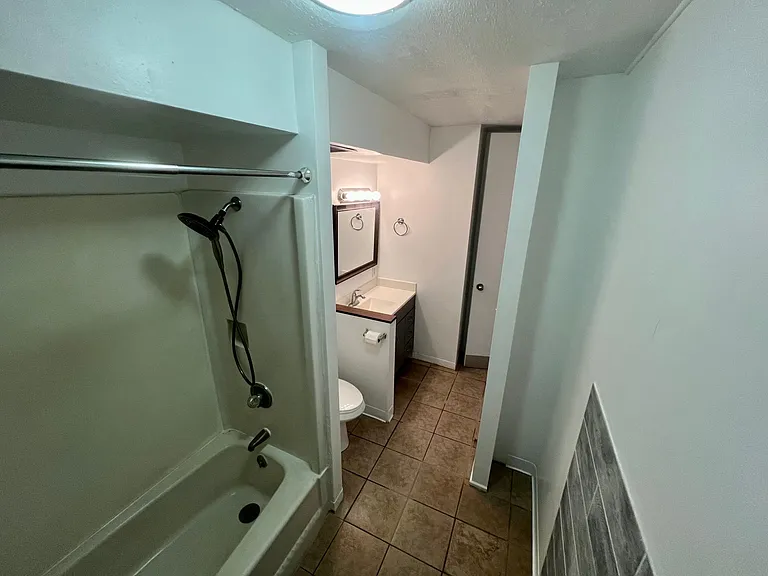 Spacious bathtub/shower