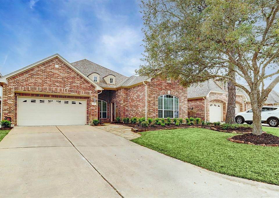 Welcome to Flora View! This charming patio home is tucked away on a quite cul-de-sac street. The open concept floor plan is inviting and ready to welcome you home!