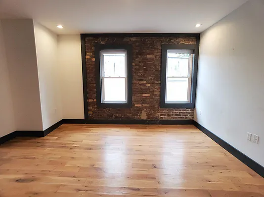 Rented by EXR | media 10