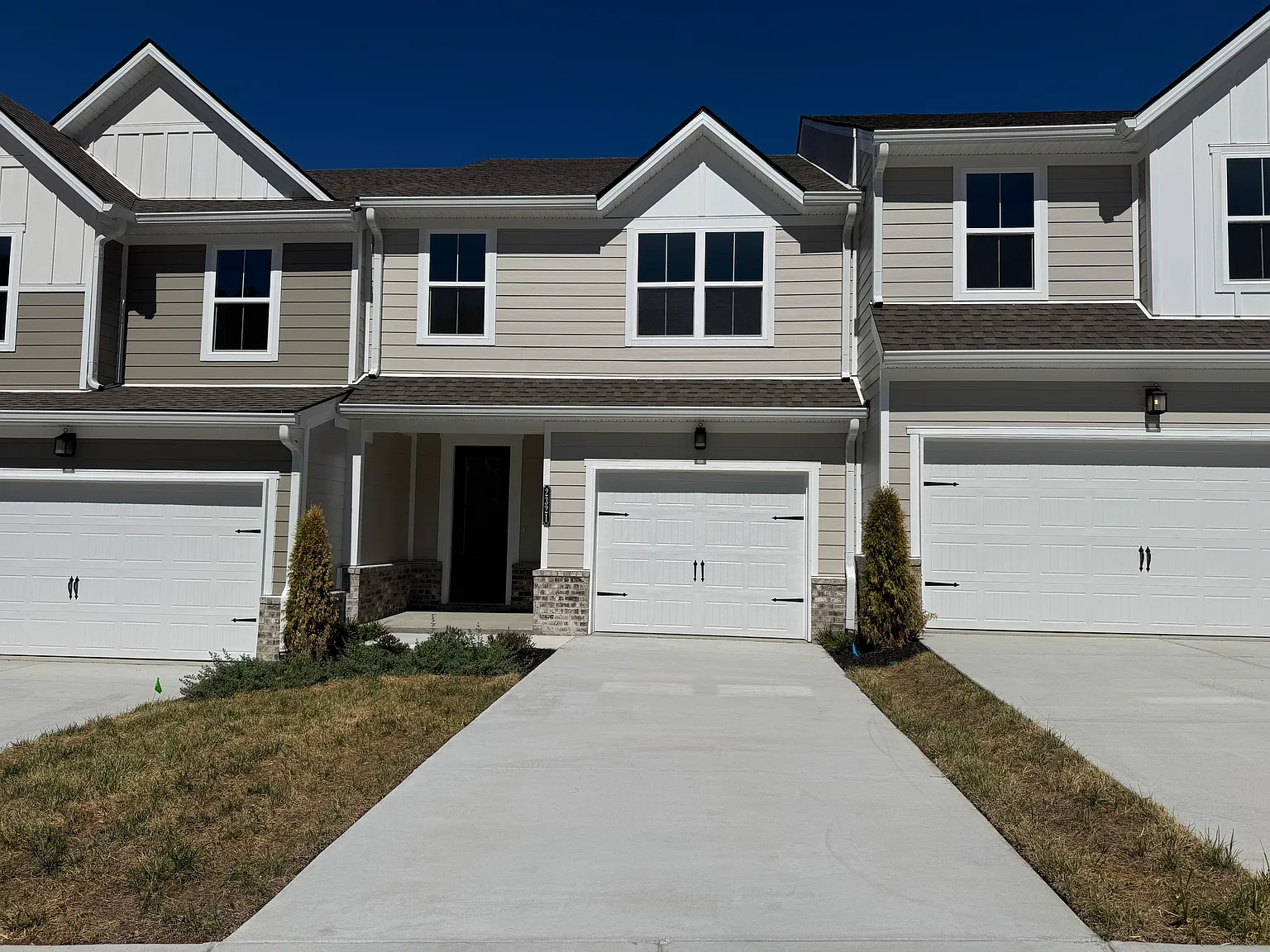 3 bed, 2.5 bath, 1736 sqft, $1,975 — Photo 1