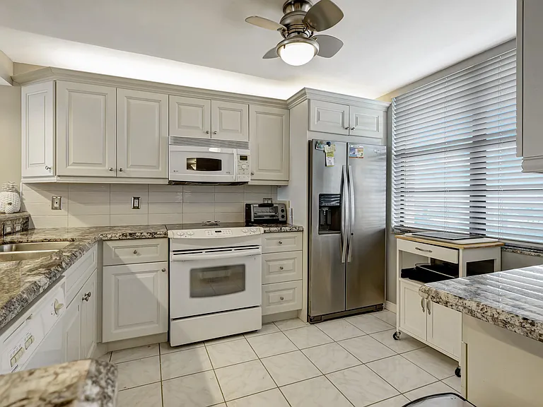 840 Ocean Dr #806 — Photo 17