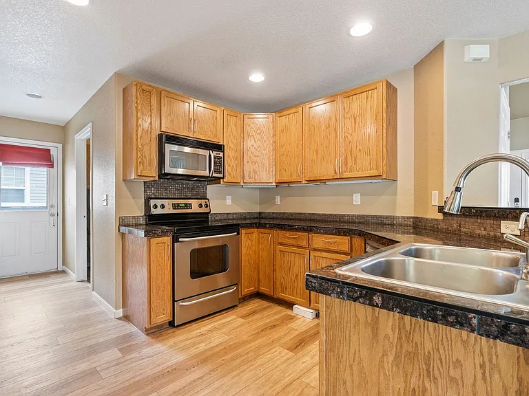 1068 Canal Dr — Photo 8