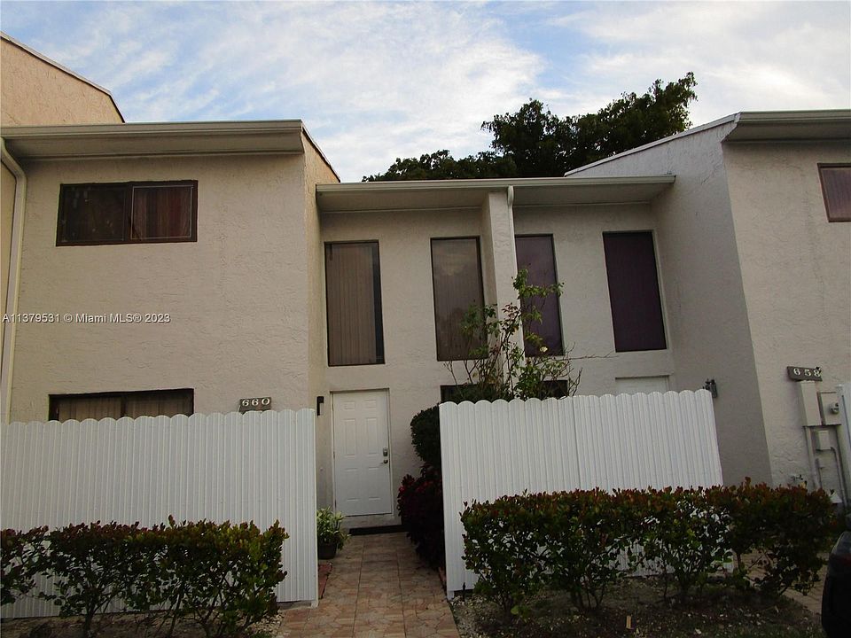 660 NE 195th St Miami FL Zillow