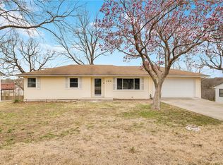 2818 Berry Ln, Independence, MO 64057