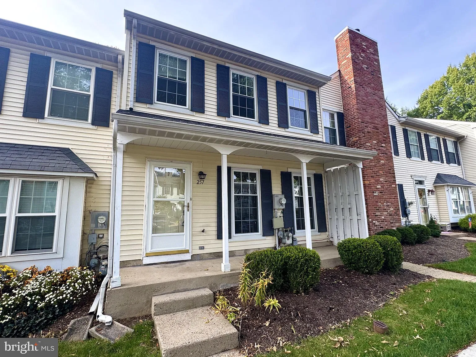 2 bed, 2.5 bath, 1360 sqft, $2,300 — Photo 2