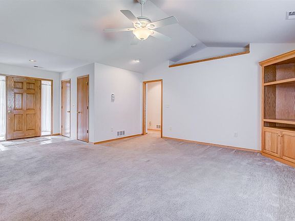 4th image of 415 Hillcrest St