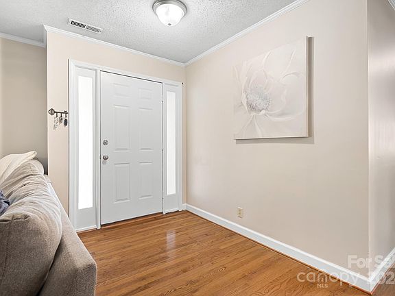 5th image of 147 Oak Haven Dr