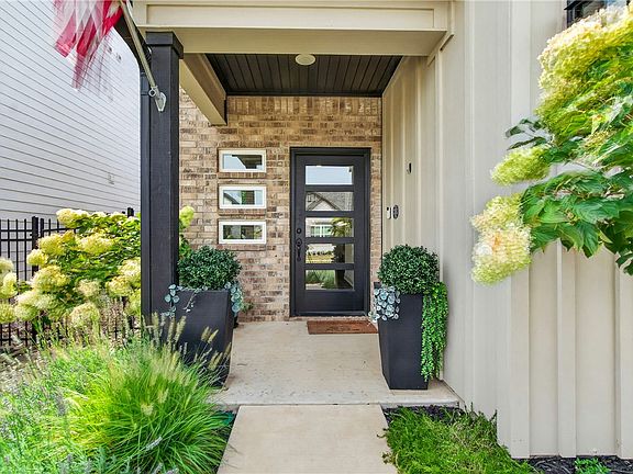 4th image of 2404 SW Poppy St