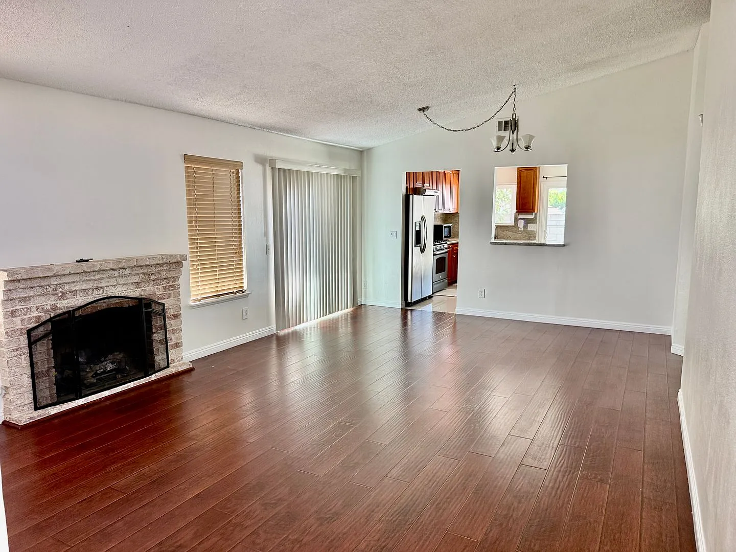 Beautiful 3-Bedroom, 2-Bathroom Single-Family Home — Photo 3