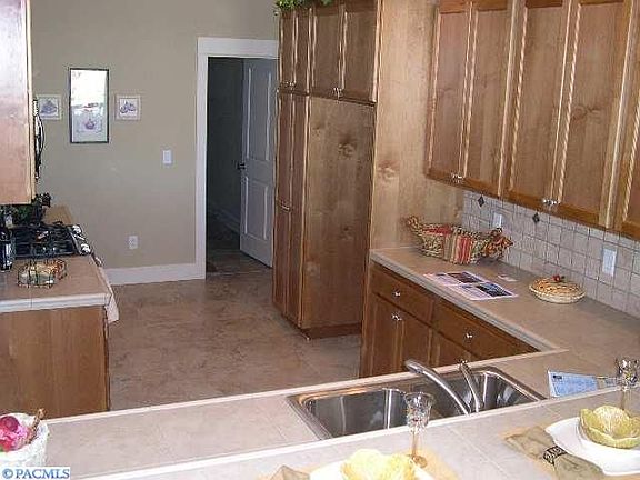5th image of 497 Columbia Point Dr