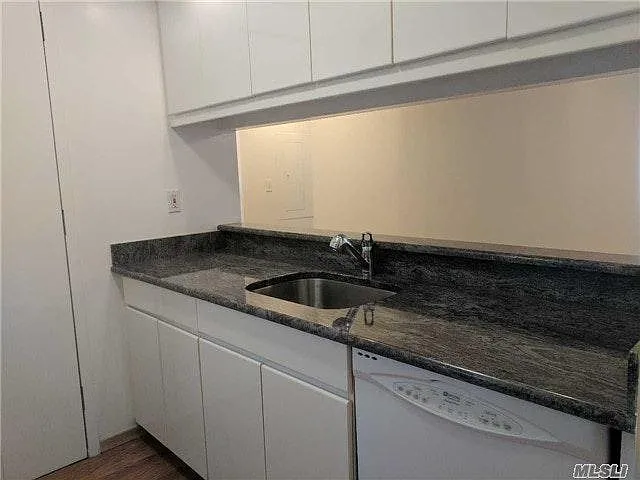 88 Cuttermill Rd #320 — Photo 3