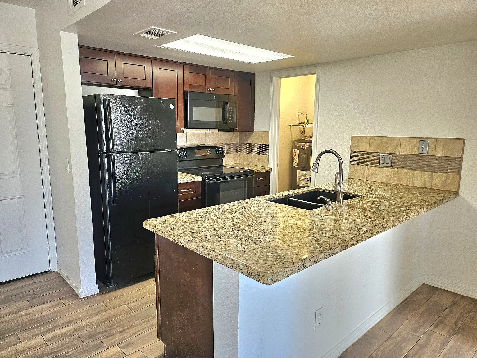 1 bed, 750 sqft, $895 — Photo 3