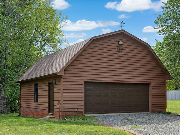 2nd image of 1203 Brooks Rd