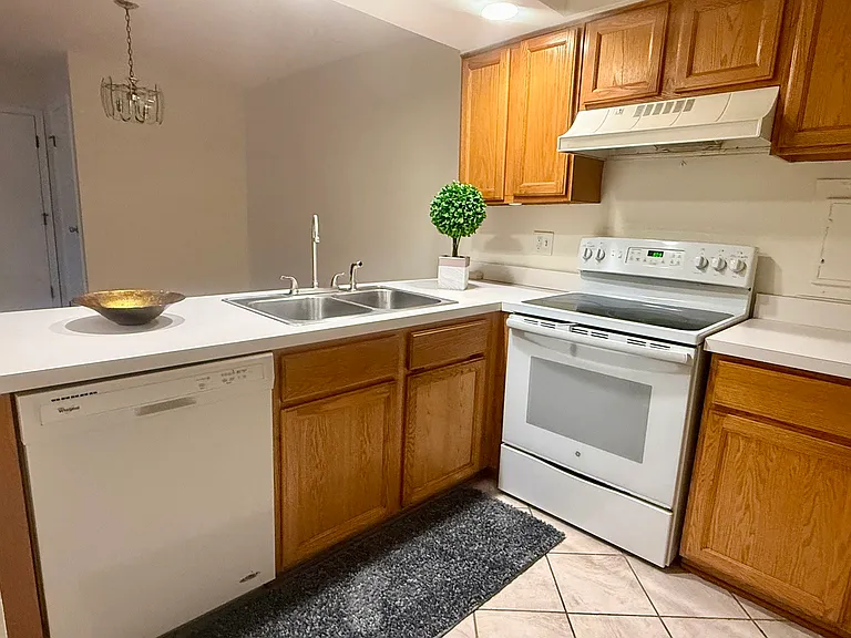 4424 Euclid Ave #1D — Photo 2